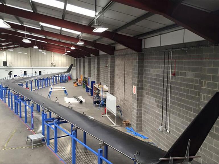 Aquila in der Montagehalle