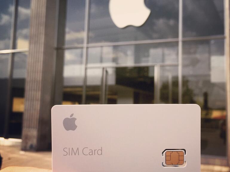 Die Apple SIM gibt es inzwischen für 5 Euro in jedem Apple Store in Australien, Kanada, Frankreich, Deutschland, Italien, den Niederlanden, Spanien, Schweden, der Schweiz, der Türkei, Großbritannien und den USA.
