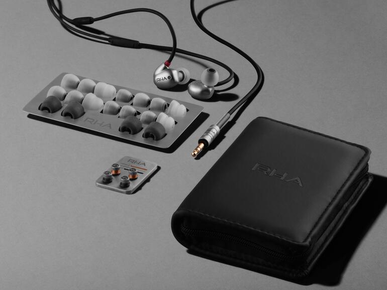 Die Ohrstöpsel und Tuning-Filter werden in einer Platte aus Edelstahl befestigt. Außerdem gehört eine Transporttasche zum Lieferumfang dazu.