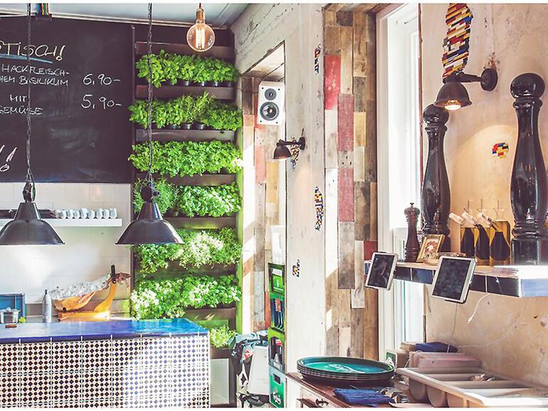 In Kiel setzt zum Beispiel das Restaurant „Die Villa“ Orderbird erfolgreich ein. Dort arbeitet man mit zwei stationär angebrachten iPads.
