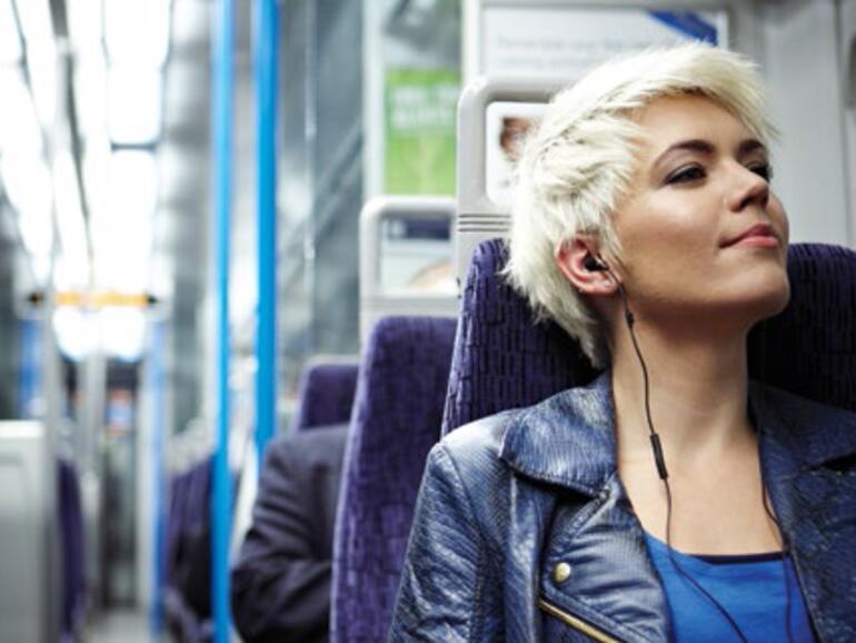 Bus- &amp; Bahn

Für Pendler oder Personen, die regelmäßig auf öffentliche Verkehrsmittel zurückgreifen, bieten sich vor allem In-Ears an. Diese haben den Vorteil, dass man sie schnell und platzsparend in der Tasche verstauen kann. Außerdem...