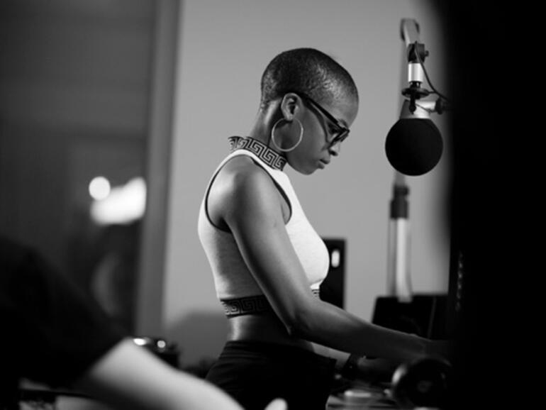 Was wird Julie Adenuga heute Abend ab 21 Uhr wohl verkünden?