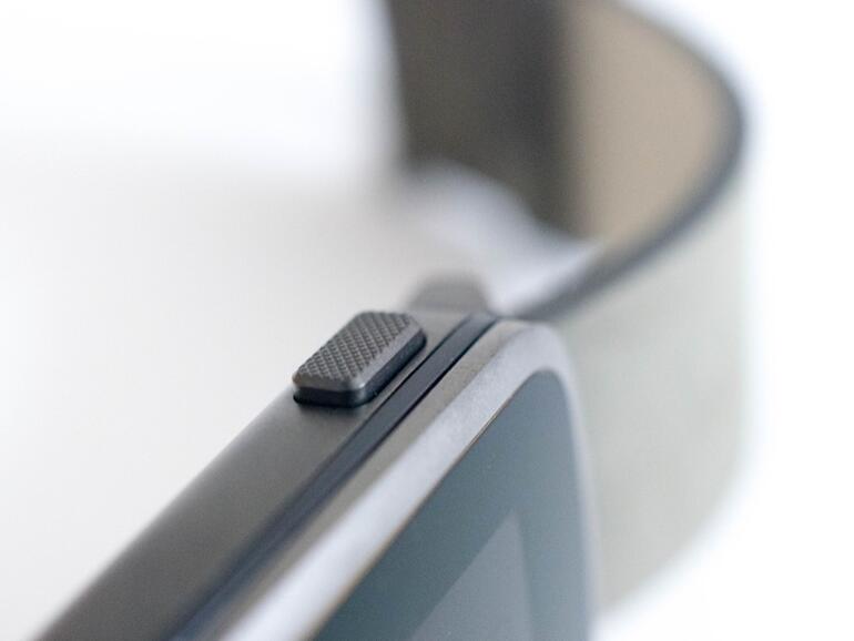 Pebble Time Steel - linke Seite mit einem Knopf
