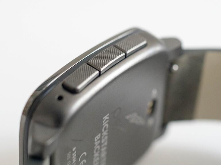 Pebble Time Steel - rechte Seite mit drei Knöpfen