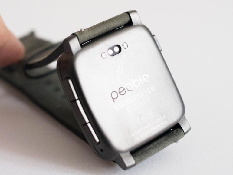 Oben wird das Ladekabel angesetzt