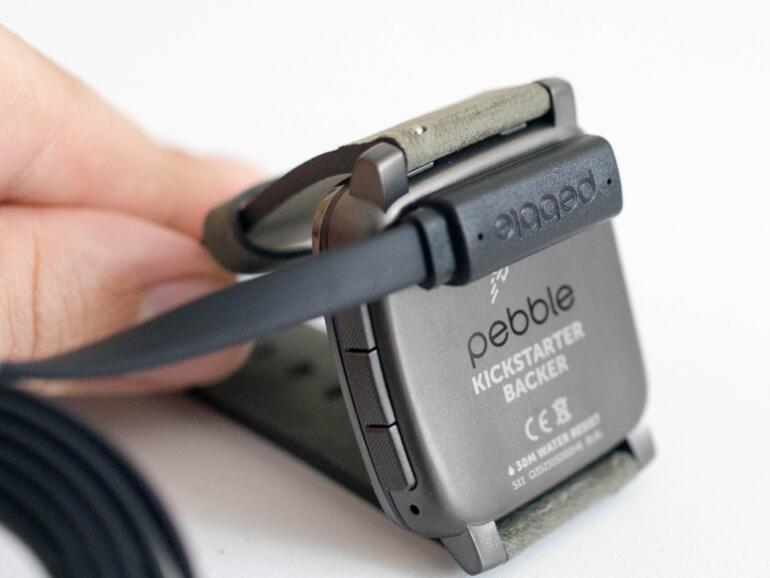 Das Laden der Pebble Time Steel ist durch die Magnethalterung etwas wackelig