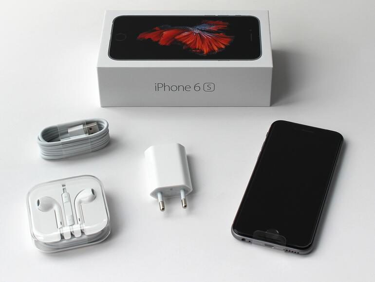 Im kleinen weißen Karton findet man den üblichen Lieferumfang: Zum iPhone 6s gehören Kopfhörer, Lightning-USB-Kabel und Netzteil.