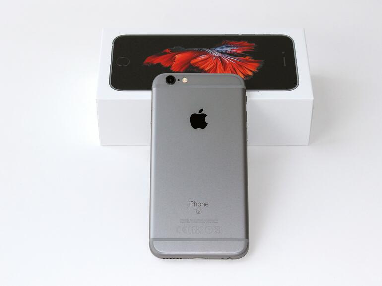 Erst auf der Rückseite weist der Zusatz „s“ unter dem Namen auf das neue Modell hin sowie die Modellnummer im Kleingedruckten. Die IMEI fehlt hier neuerdings.