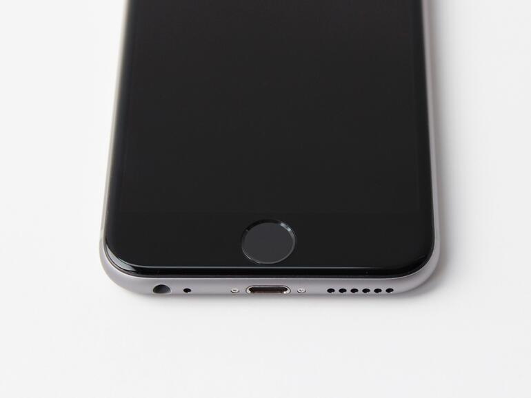 Der neue Touch ID Sensor ist so schnell, dass Aufwecken und Entsperren zusammen mit einem kurzen Tastendruck auf dem Home-Button erledigt sind.