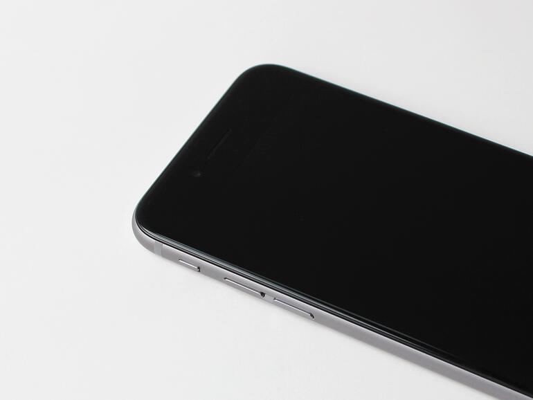 Das Display mit 3D Touch ist wie bei der Apple Watch druckempfindlich. Die Facetime-Kamera erlaubt nun Selfies mit 5 Megapixel und kann den Bildschirm als Blitz nutzen.