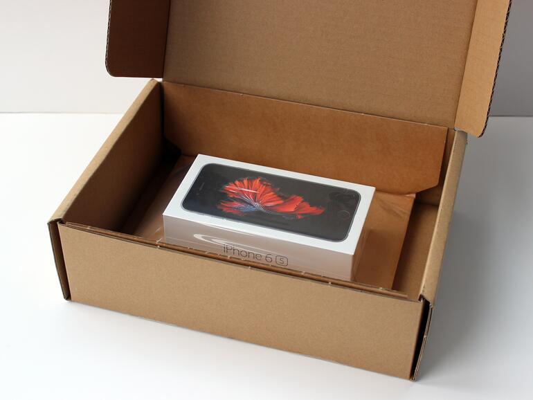 Endlich da! Das vorbestellte iPhone 6s kommt gut verpackt und pünktlich per Express-Kurier.