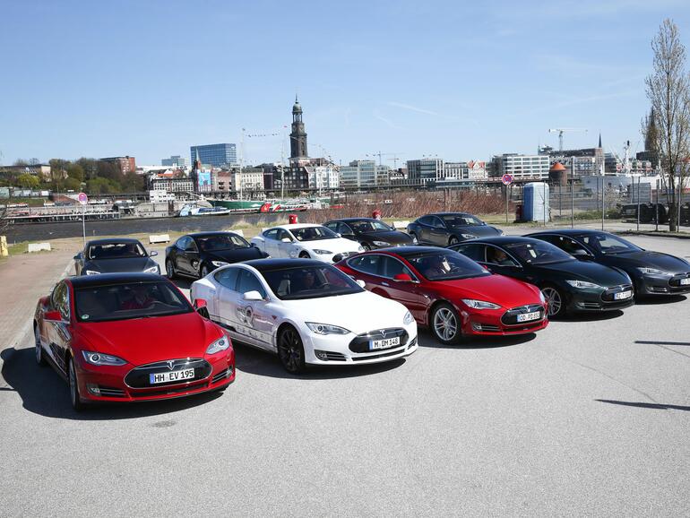 Im Beschleunigungs-Modus „Wahnsinn“ schafft es der eigentlich recht gemütlich aussehende Tesla Model S in imposanten 3,3 Sekunden von Null auf 100 km/h.