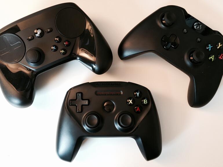 Der Nimbus im Vergleich: Links der Steam Controller, Mitte Nimbus, rechts Xbox One Controller.
