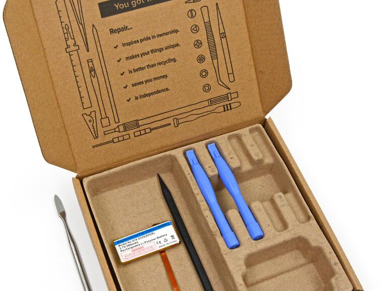 iPod-Akku und alle benötigten Spezial-Werkzeuge bietet iFixit im praktischen Set. Weitere Informationen unter
www.ifixit.com
.