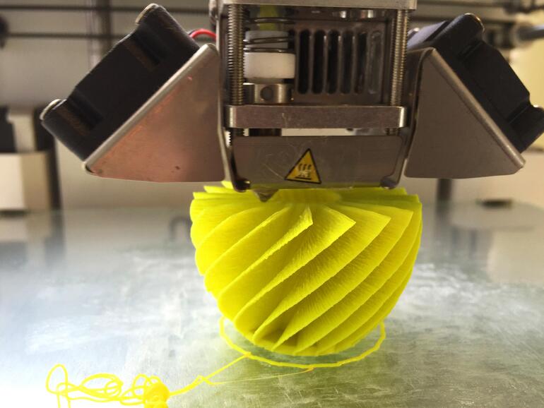 Die spiralförmige Vase hat eine konische Lüfterform. Ein gutes Design, um zu sehen, wie 3D-Drucker Schichten erstellen.