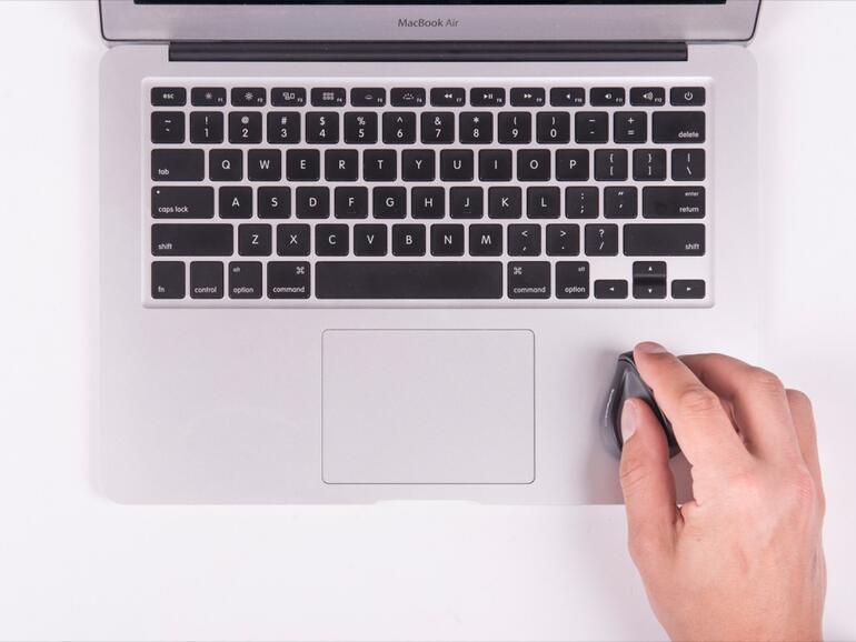 Swiftpoint GT Mouse auf der MacBook-Handballenauflage