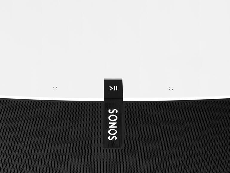 Die Bedienung erfolgt via App. Direkt am Gerät kann über Tipp- und Wischgesten die Lautstärke verändert werden. Zudem lässt sich zwischen Songs wechseln.