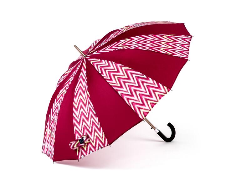 In den Regenschirm ist eine Batterie eingebaut. Per Bluetooth und App verbindet sich Kisha dann mit dem iPhone.