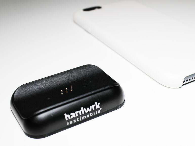 Die Ladeschale ermöglicht das Laden ohne Steckverbindung.