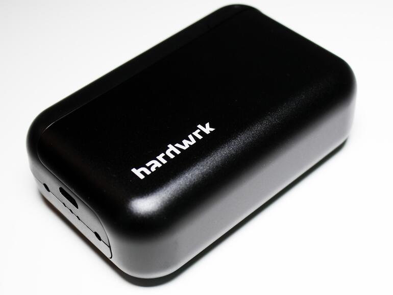 160 Gramm bringt TopGum auf die Waage, das sind rund 20 Gramm mehr als ein iPhone 6s. In der Laptop- oder Handtasche stört das zusätzliche Gewicht aber kaum kaum.