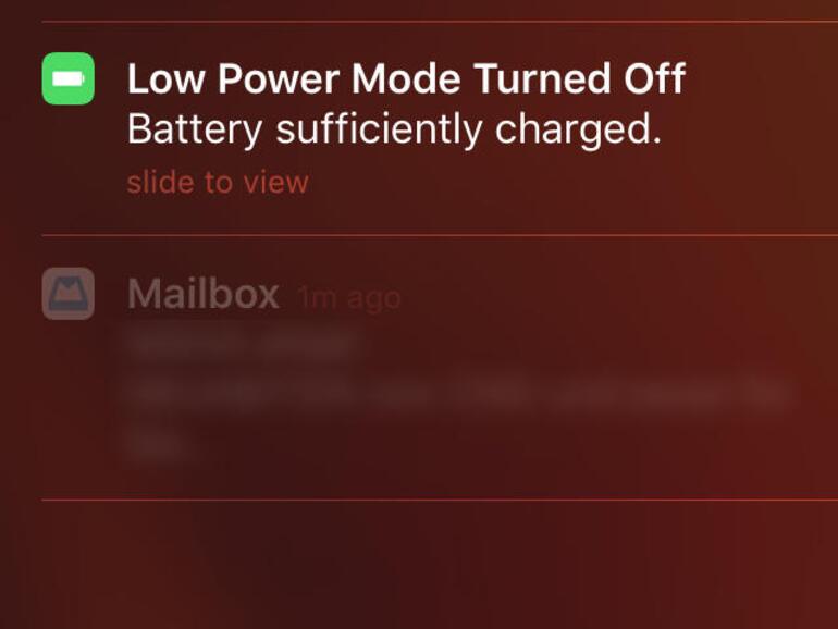 Der Stromsparmodus schaltet sich bei einem Akku-Füllstand von 80 Prozent automatisch aus. Er aktiviert sich, wenn der Stand unter 20 Prozent fällt.