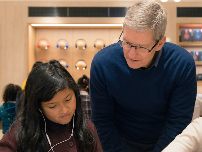 Apple-CEO Tim Cook schaut den Kindern beim Programmieren über die Schulter