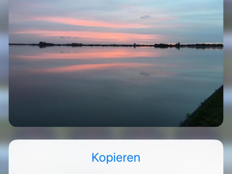 Drückst du in der Übersicht von Fotos auf ein Bild, erscheint eine Vorschau. Schiebt man sie hoch, zeigt Fotos diverse Funktionen.