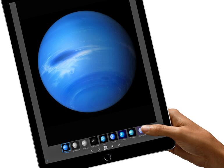 Das iPad Pro ist etwa so groß wie eine DIN-A4-Seite und erfordert damit eher beide Hände.