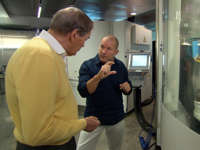 Apple-Designer Jonathan Ive zeigt Charlie Rose sein geheimes Labor