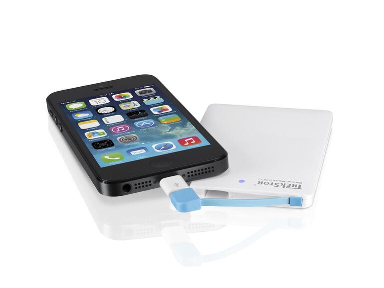 Wenn alle Stricke reißen, lässt sich das iPhone unterwegs mit einem Zusatzakku wie der Power-Bank 2500 von Trekstor (im Bild) aufladen.