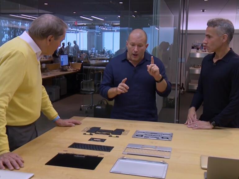 Apple-Designer Jonathan Ive erklärt Moderator Charlie Rose die Prototypen