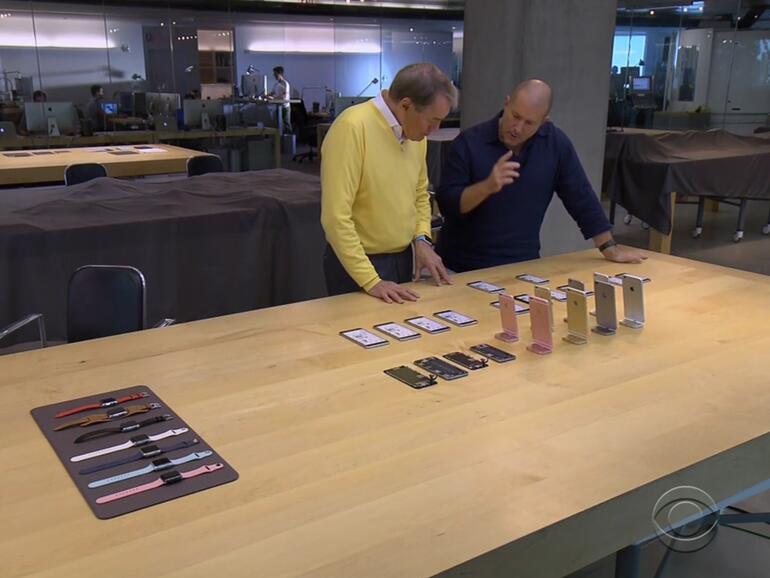 Im Hintergrund sind zahlreiche Tische mit Tüchern verdeckt. Was verbirgt Jony darunter?