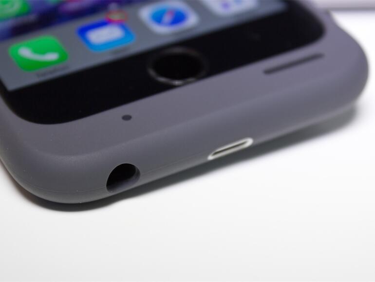 Die Aussparung für den Kopfhörer passt nicht für alle Stecker. Keine Probleme gibt es erwartungsgemäß beim Earpod von Apple.