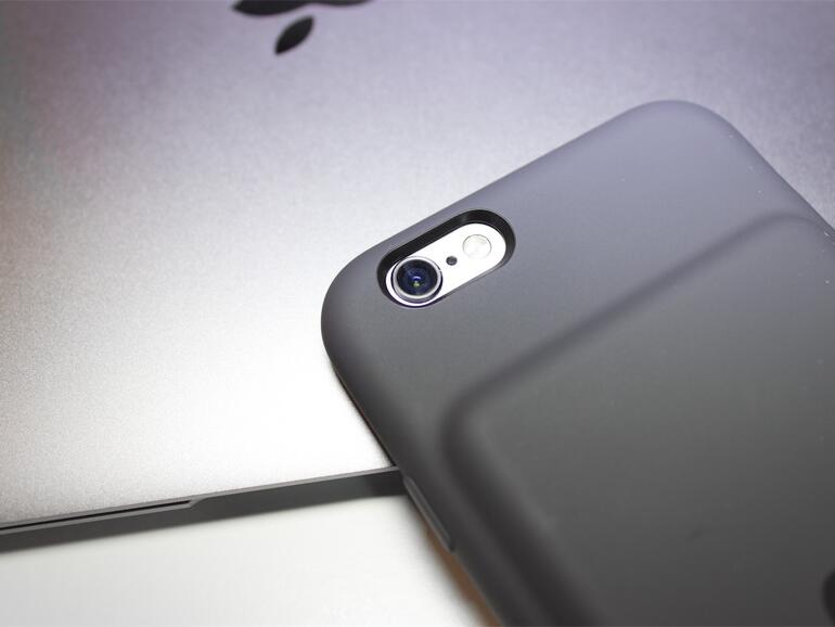 Auch der Bereich um die Kamera wurde ausgespart, der Blitz wird nicht verdeckt oder abgeschattet.