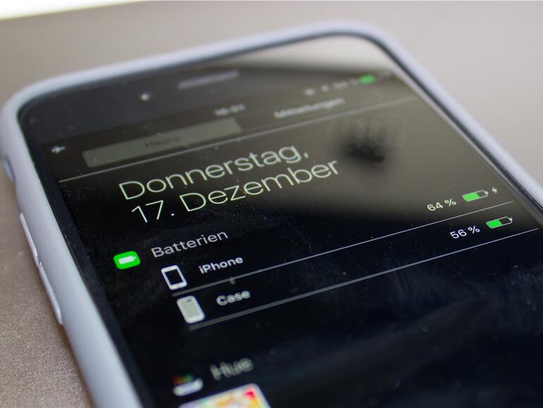 Das Akkucase integriert sich in iOS, ein Widget zeigt in der Mitteilungszentrale den aktuellen Ladestand von iPhone und Case.