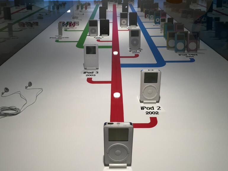 Im Museum gibt es neben der kompletten iPod-Familie ...