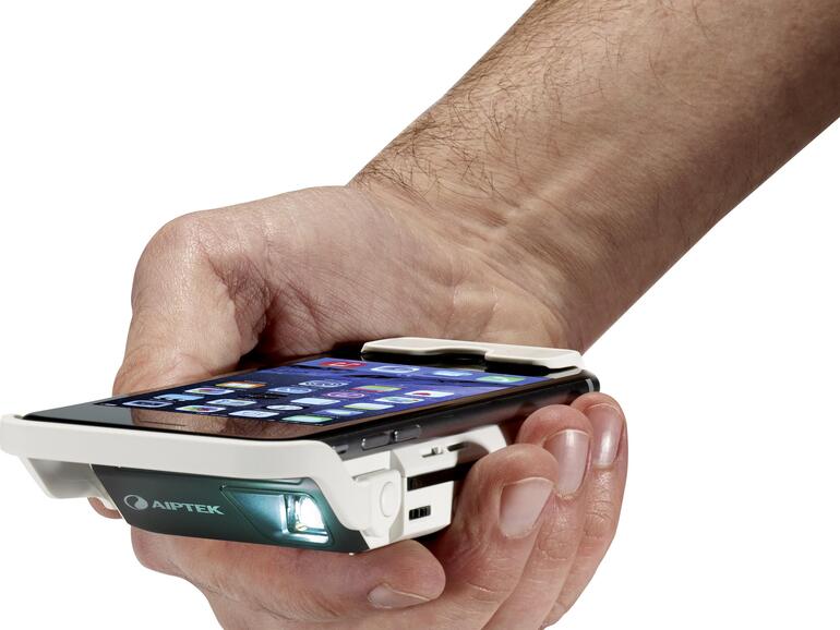 Kleiner geht es nicht. Der Beamer MobileCinema i60 von Aiptek ist so groß wie drei übereinander gelegte iPhones.