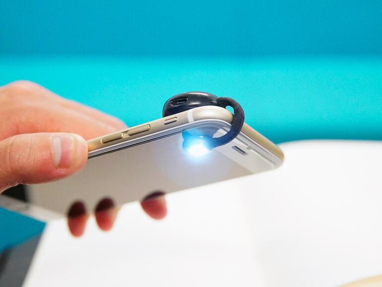 Was der Retina-Blitz beim aktuellen iPhone 6s macht, macht der kleine Clip Moon bei älteren Modellen: er bringt Licht in dunkle Selfies.