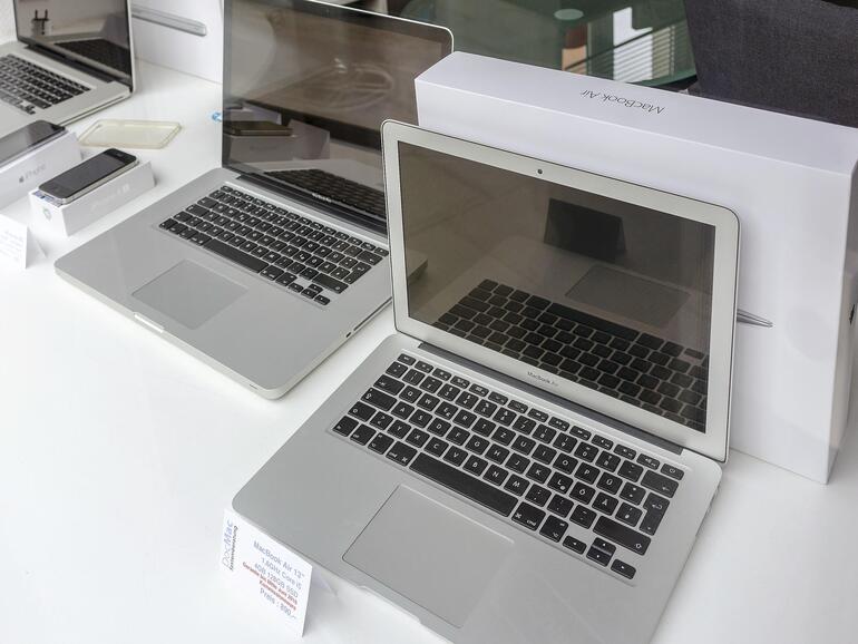 Es gibt nicht nur Ebay: Vor allem in größeren Städten findet man oft Fachhändler, die auf gebrauchte Macs spezialisiert sind – und Gewährleistung bieten.