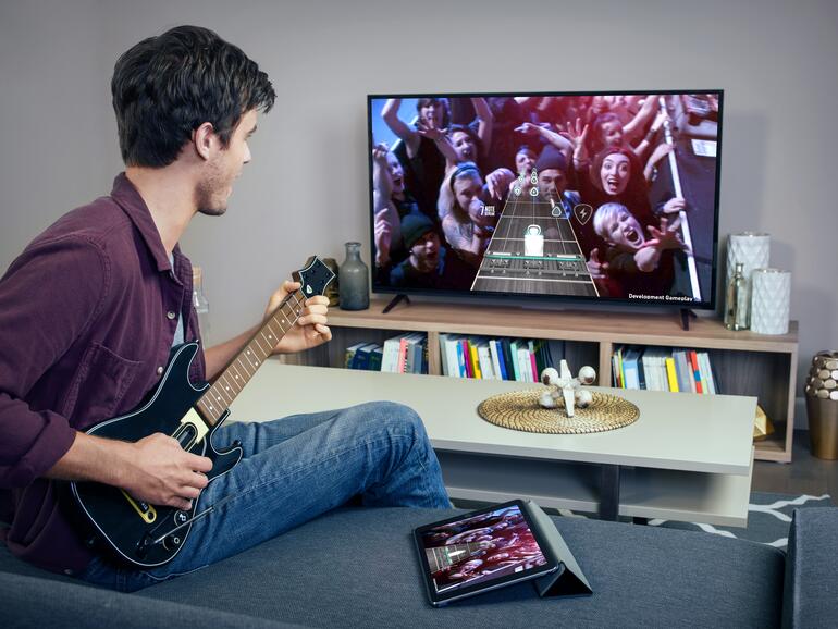 Guitar Hero Live ist für nahezu alle iOS- und für das neue Apple TV verfügbar.