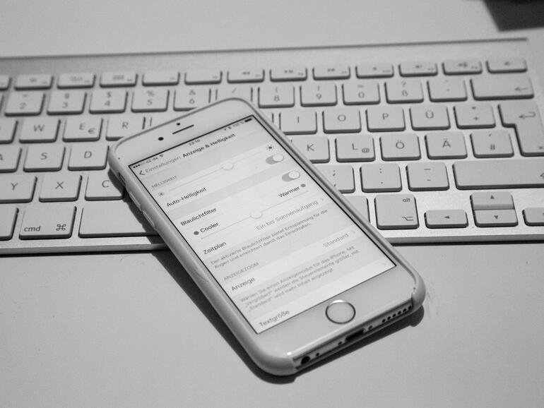 Mit iOS 9.3 hält auch ein augenschonender Blaulichtfilter Einzug