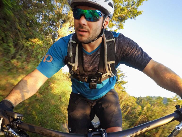 Der Brustgurt lässt sich als Zubehör erwerben.