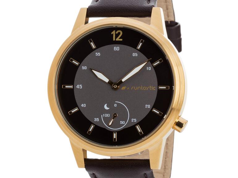Wir haben für euch die Runtastic Moment Classic in der Farbe Gold getestet, die mit einem Edelstahlgehäuse, kratzfestem Mineralglas und einem Lederarmband ausgestattet ist.