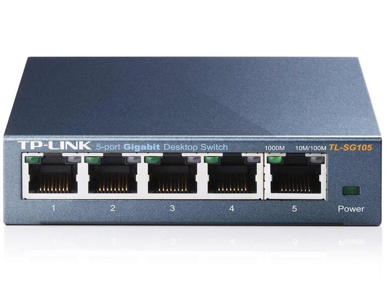 Reichen die Ethernet-Anschlüsse am Router nicht, schaffen kleine Hubs wie hier von TP-Link Abhilfe. Ein simples Ethernet-Kabel zwischen Router und Hub reicht, um beispielsweise entfernte Geräte zusammenzufassen.