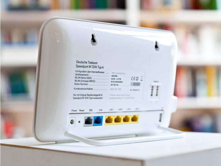 Der Anschluss eines Routers ist leicht: Herein kommen DSL- und Telefonleitung über mitgelieferte Kabel, Ethernet-Geräte und Telefone werden einfach angeschlossen. Für kleine Installationen ist dies alles, was man braucht.