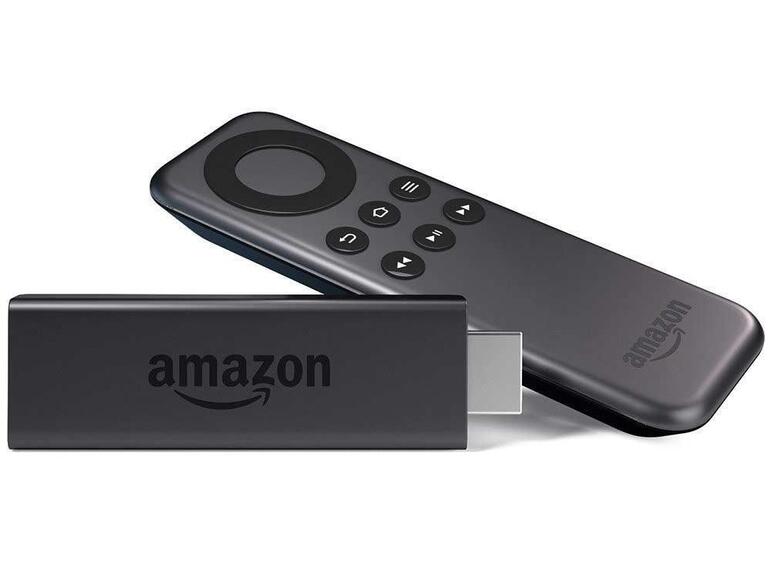 Amazons Fire TV gibt es als Stick (rechts) und externes Gerät (unten). Die größere Fernbedienung erlaubt auch die Sprachsuche und ist für den Stick gegen Aufpreis erhältlich. Beide Geräte kosten deutlich weniger als ein Apple TV.