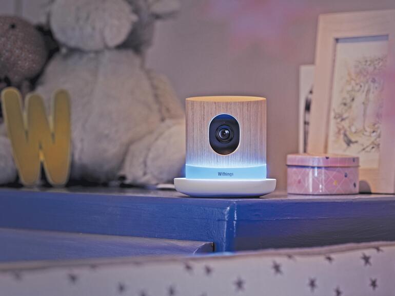 Moderne IP-Kameras wie die Withings Home sehen nicht mehr aus wie Überwachungskameras, sondern verschönern sogar das Zuhause, hier mit Holzgehäuse und LED-Leuchteffekten.