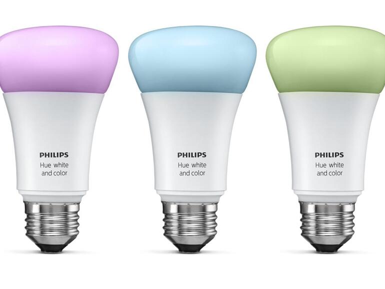 Die Hue White and Colour ist eine RGBW-Leuchte, enthält also auch weiße LEDs. Einzeln kostet das neue Modell 60 Euro. Als Dreierpack mit Basis 200 Euro.