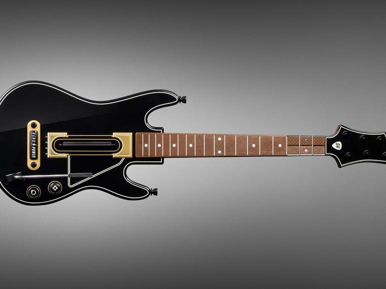 Der Bluetooth-Gitarrencontroller aus Guitar Hero Live lässt sich am Apple TV nutzen.