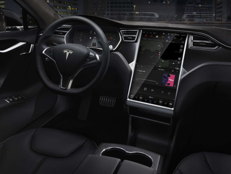 Im Tesla wird nahezu jede Funktion über das Display in der Mittelkonsole gesteuert